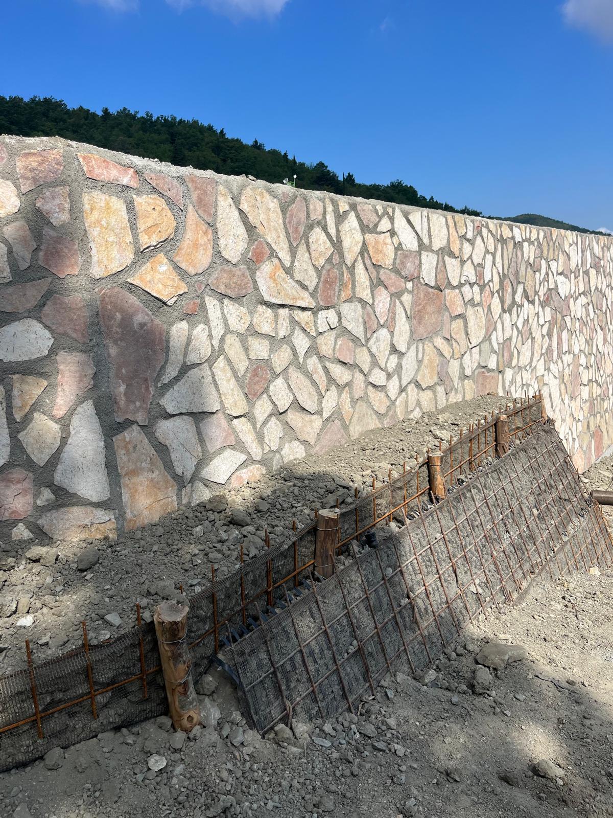 Muro rivestito in pietra faccia a vista