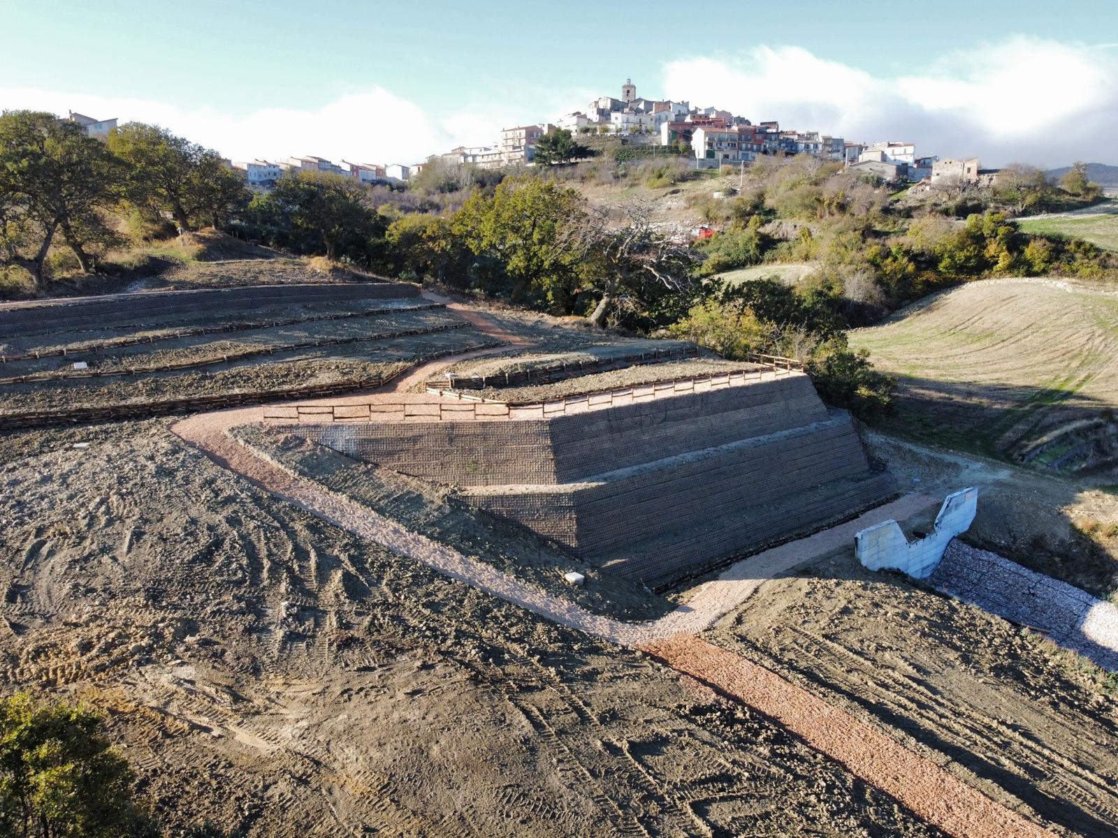 Versante stabilizzato con terra rinforzata rinverdita
