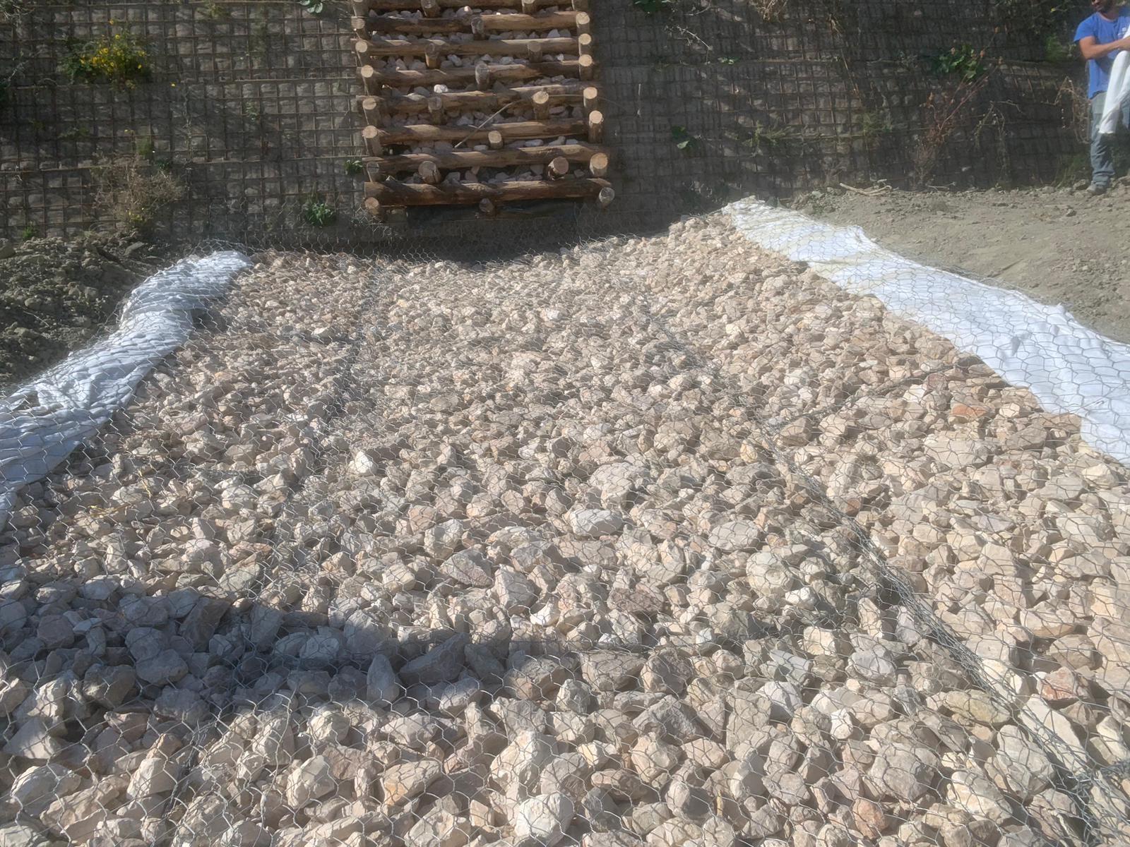 Materassi e gabbioni con geotessile di separazione