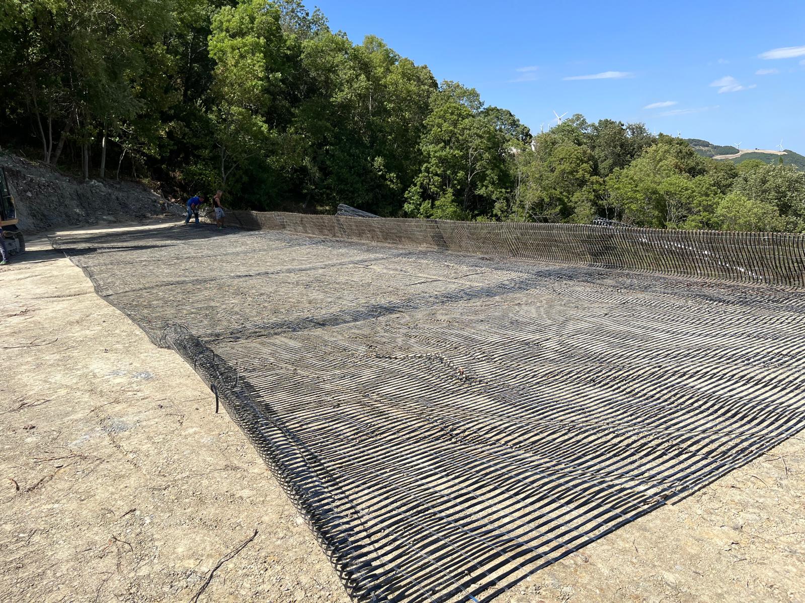 Stesura di geogriglia su piano di posa